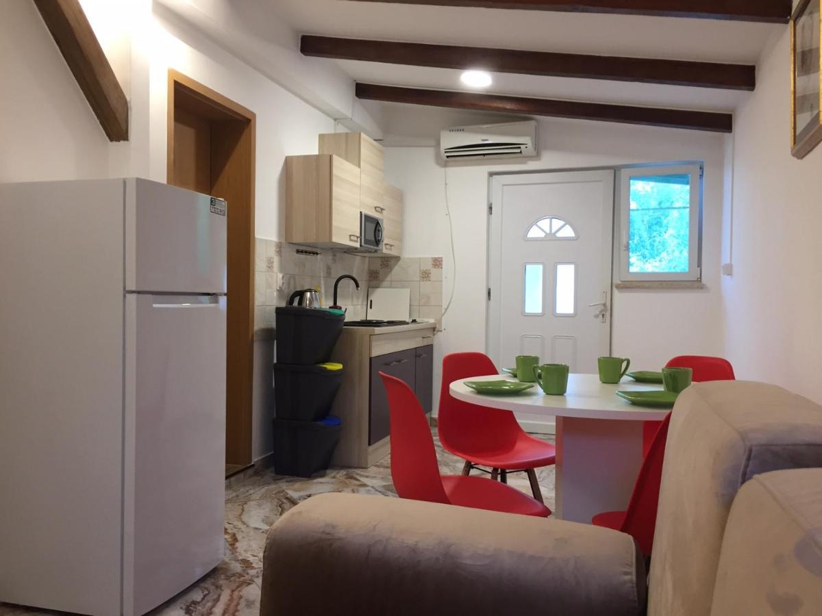 One-Bedroom Apartment, Wifi, Airco, Parking, Washing Machine, Grill Medulin Buitenkant foto